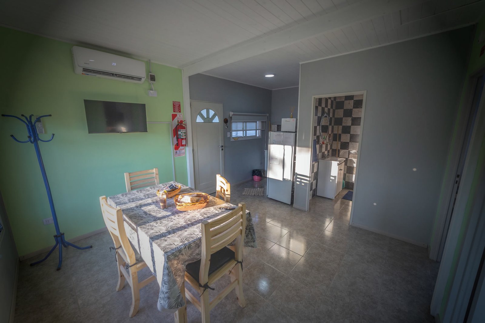 Heladera, cocina, microondas, pava eléctrica y vajilla completa